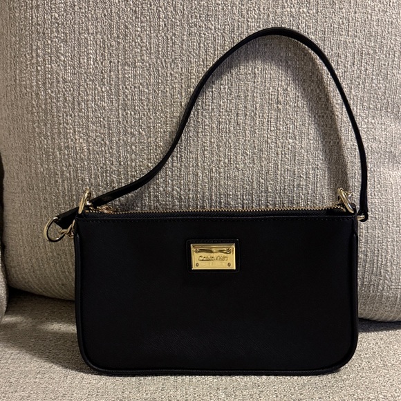 Calvin Klein Elegant Black Shoulder Bag - Picture 1 of 5